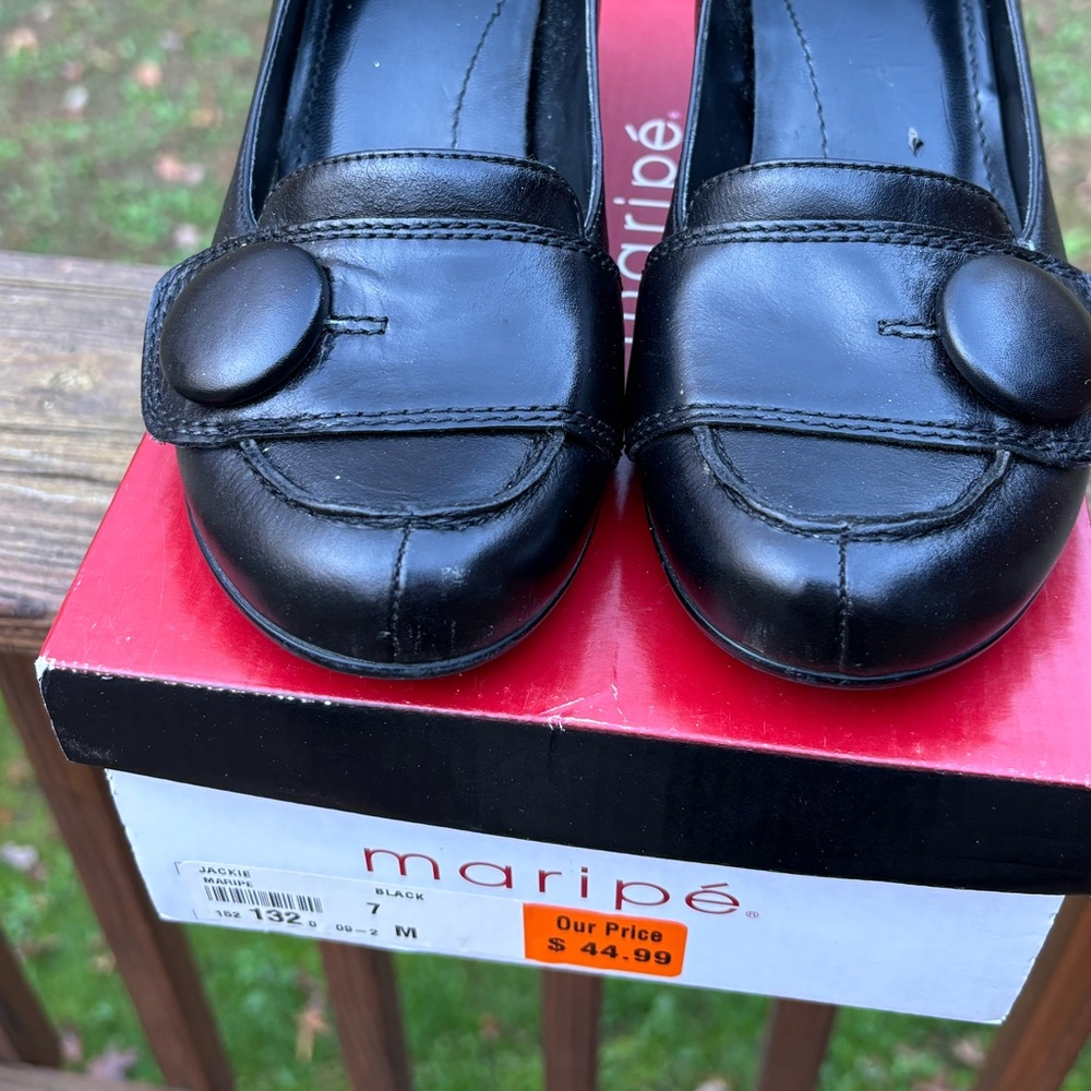 Women’s black dress shoes. 7M. New condition.